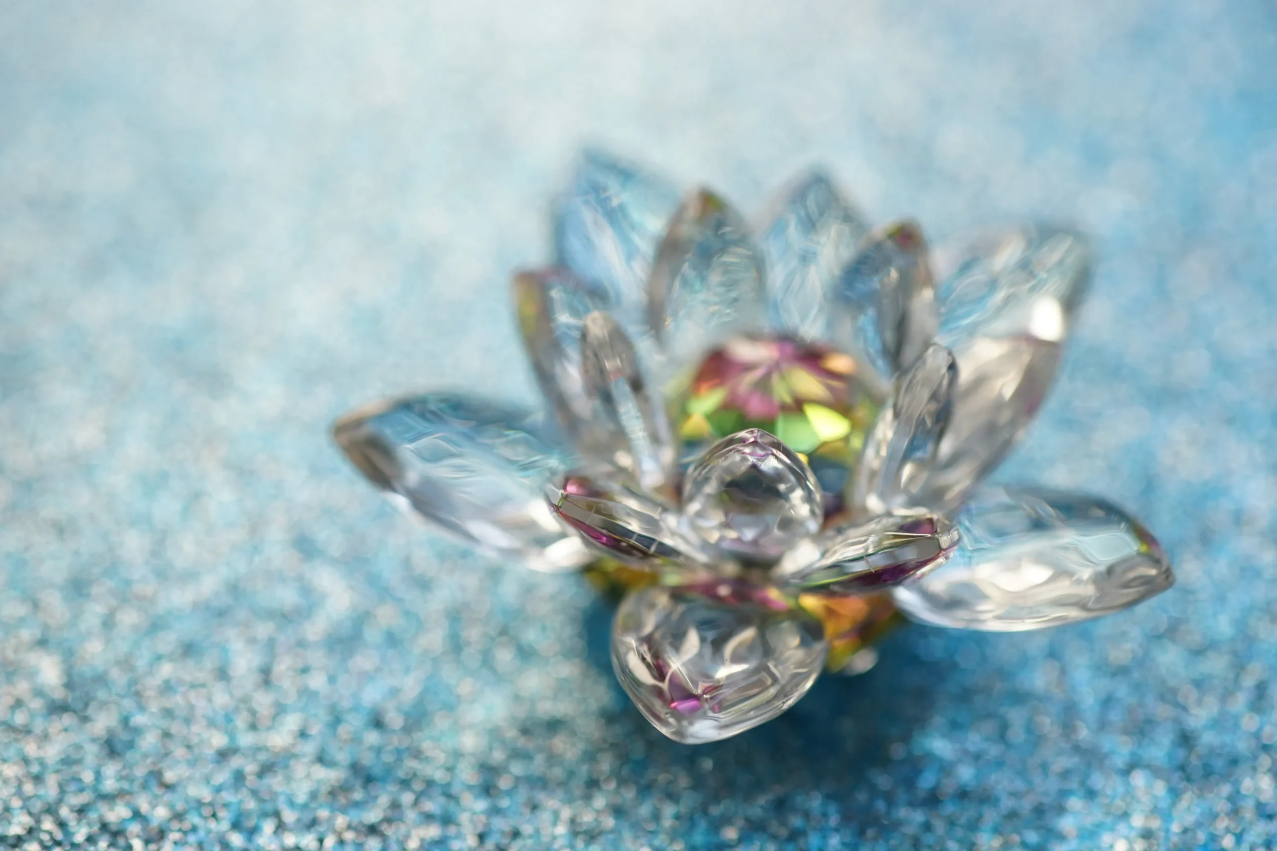 チャクラはハスの花のような形といわれています。綺麗なクリスタルのハスの花。